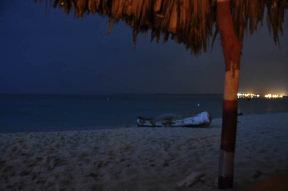 Totl tranquilidade na noite iluminada por relâmpagos, na Playa Blanca, em Baru, na Colômbia